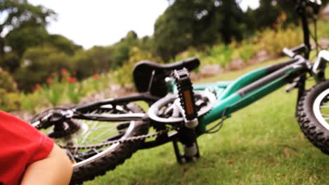 niño lesionado después de caer de la bicicleta