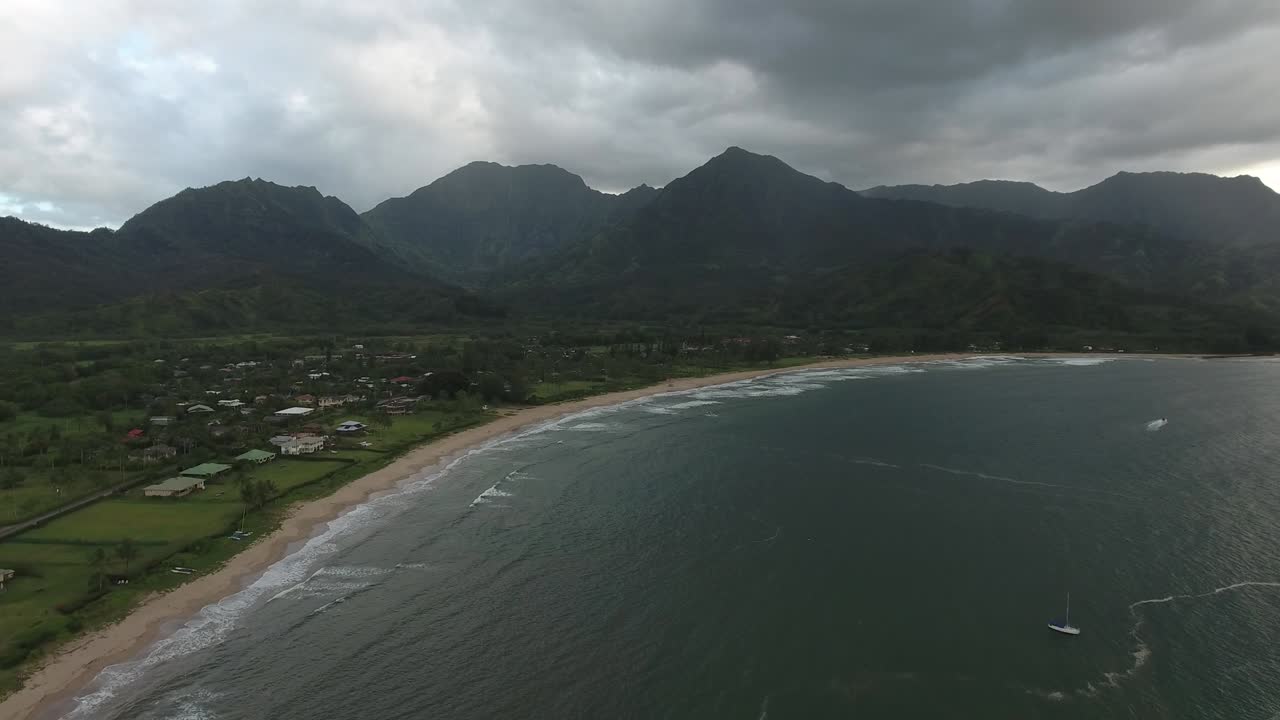 la costa del océano de kauai, hawai, vista aérea de un avión no tripulado