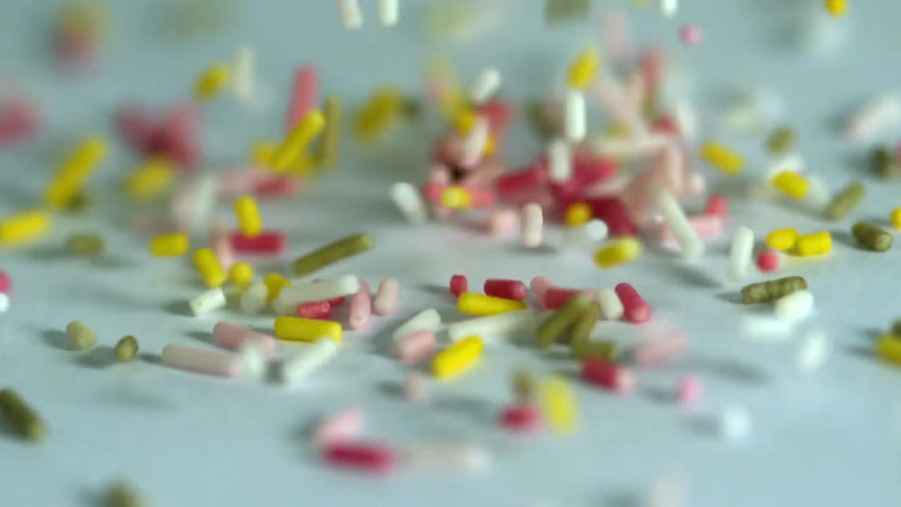 파란색 표면에 떨어지는 스프링클