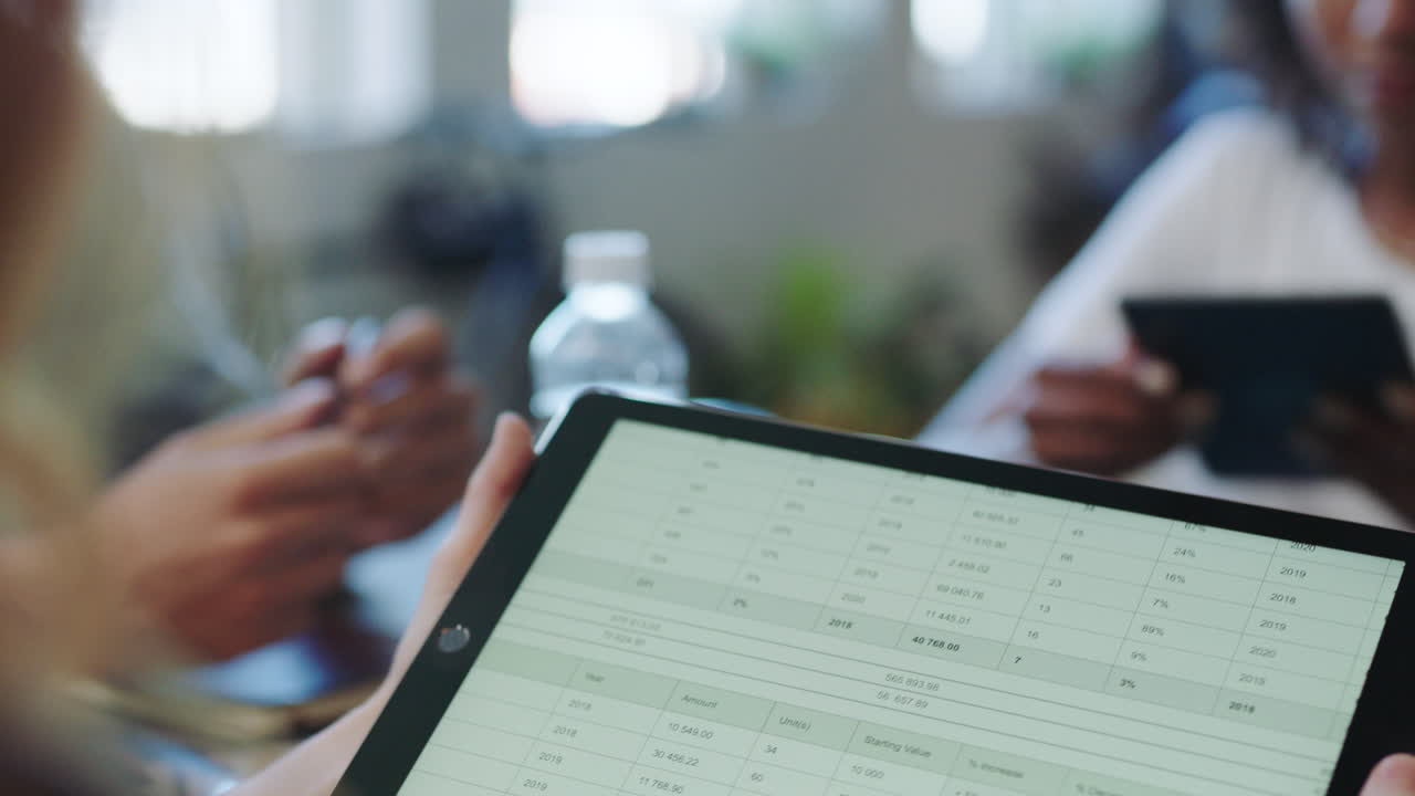 revisión, tableta y gráfico con la dirección