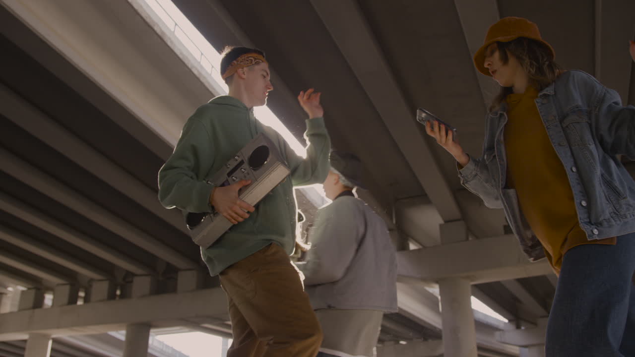 다리 에 있는 친구들