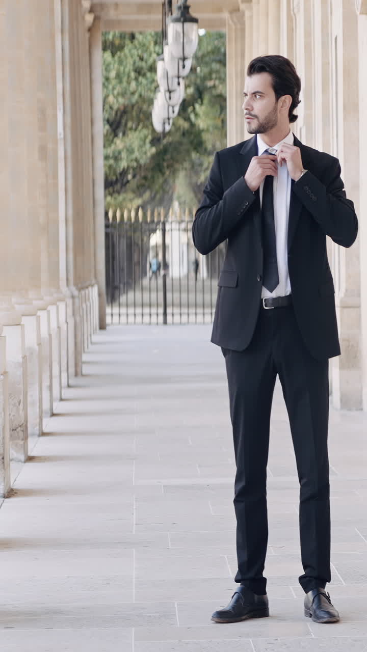hombre de negocios ajustando corbata en un entorno al aire libre