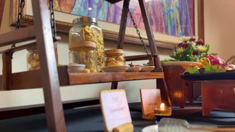 una variedad de bocadillos en frascos en la mesa con decoración oscilante