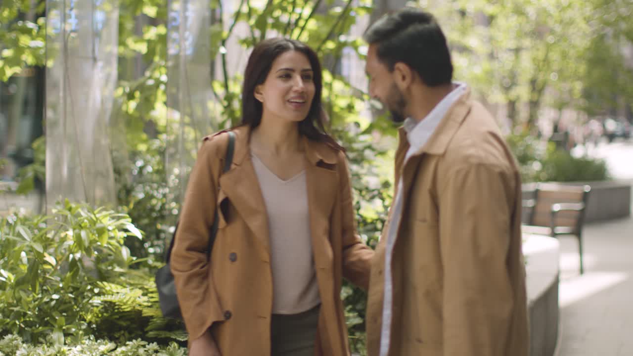 데이트 중인 이슬람 커플이 시티 스트리트 5에서 만납니다.