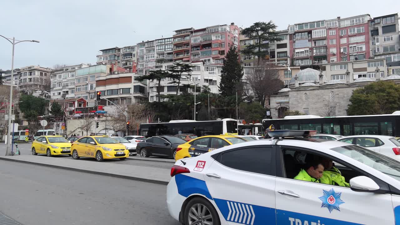 이스탄불 교통 현장: 도시 거리에서 경찰과 택시