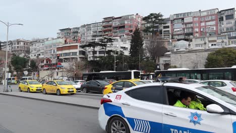escena de tráfico de estambul: policía y taxis en la calle de la ciudad