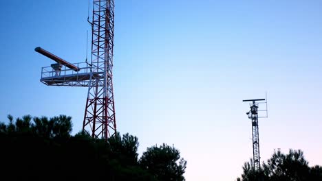 radar de vigilancia del aeropuerto girando para detectar y mostrar la presencia y posición de aeronaves en las proximidades de la terminal