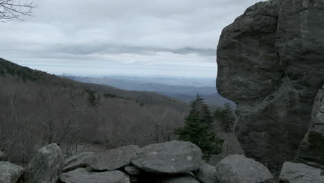 Blick-An-Einem-Größeren-Bergfelsen-Vorbei-über-Die-Blue-Ridge-Mountains