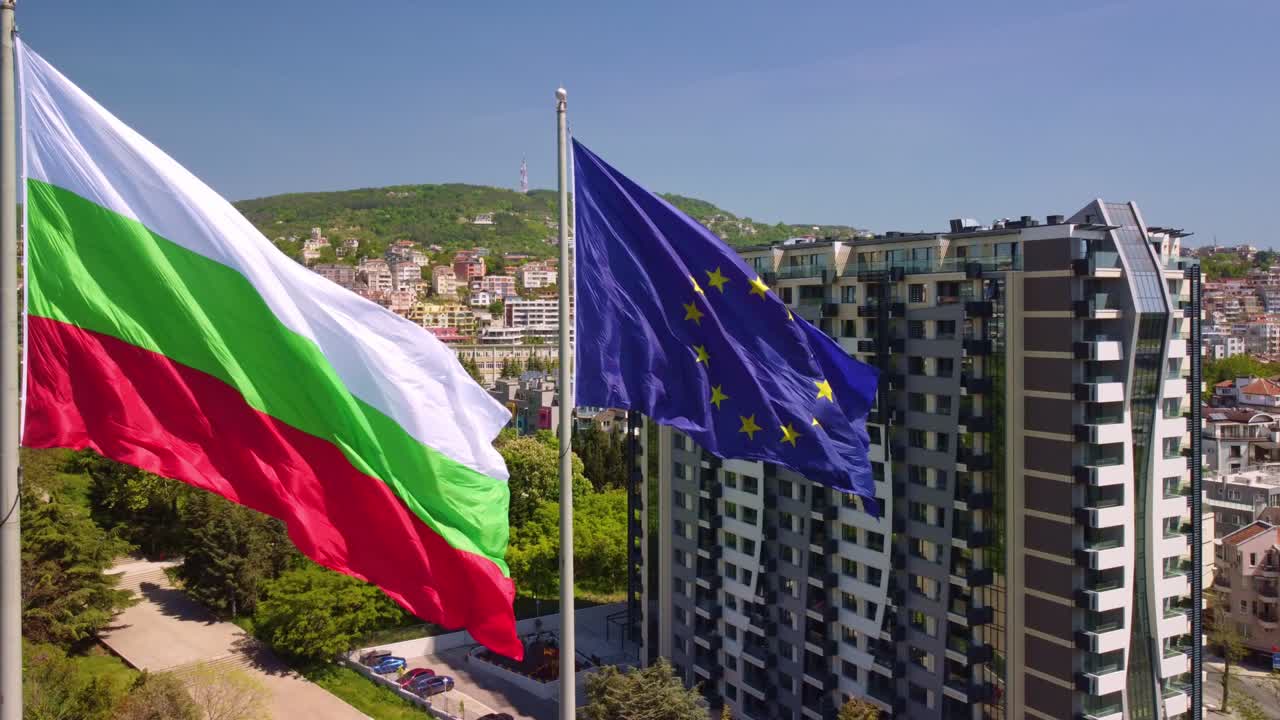 유럽 연합과 불가리아의 발이 여름날에 도시 바르나에 맞서고 있습니다.