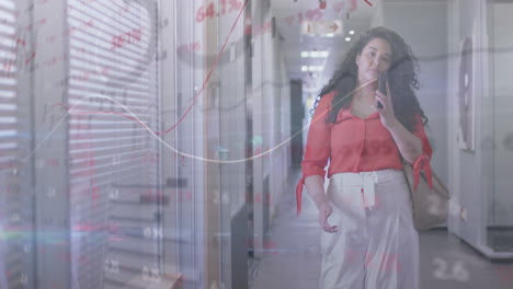 animación del procesamiento de datos financieros sobre una mujer de negocios biracial usando un teléfono inteligente en la oficina.