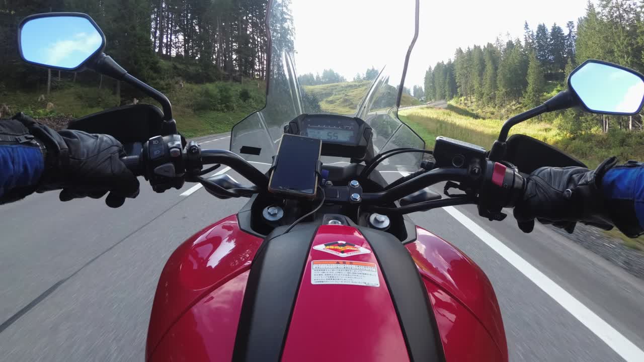 pov biker paseos en motocicleta por el pintoresco camino de montaña verde, alpínico suizo, viaje en moto