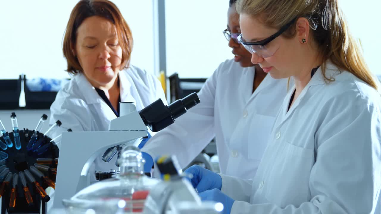 equipo de científicos experimentando juntos 4k