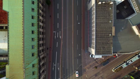 Vista-De-Arriba-Hacia-Abajo-De-La-Carretera-De-La-Ciudad-Con-Vehículos-Que-Pasan-En-Bremen,-Alemania---Toma-Aérea-De-Drones