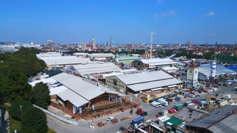 Magischer-Luftflug-Von-Oben,-Theresienwiese,-Oktoberfest,-Sonniger-Tag-Vor-Der-Eröffnung