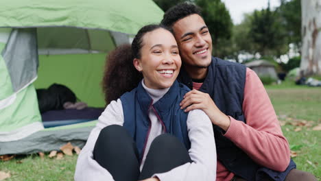 Amor,-Viajes-Y-Pareja-Feliz-Acampando-En-Un-Bosque.