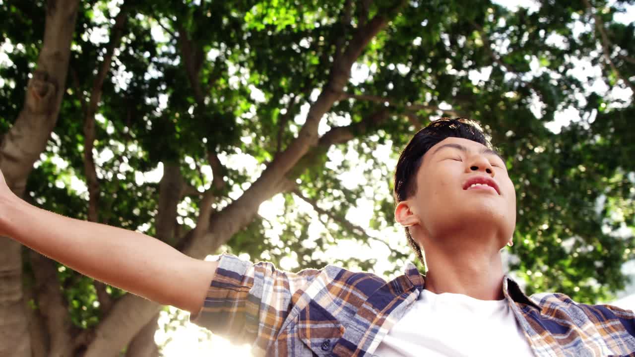 사람이 서서 숨을 쉬고 있습니다.