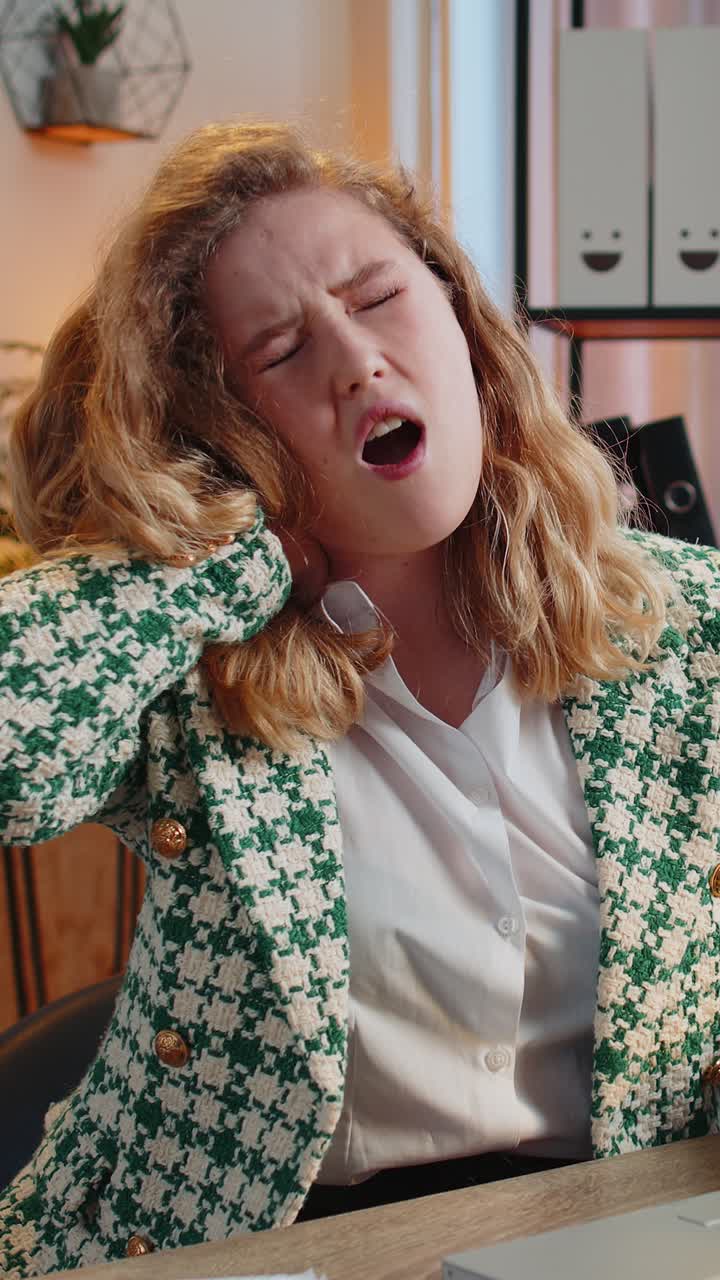 사업가 여성은 척추와 목 근육 통증으로 고생합니다. 가정, 사무실, 직장, 노트북에서 일합니다.