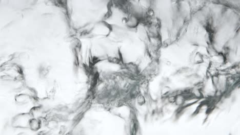 burbujas de aire en el agua mientras se vierte agua en el vidrio, fotos de la esquina submarina. fondo abstracto creativo, estilo de tono plateado.
