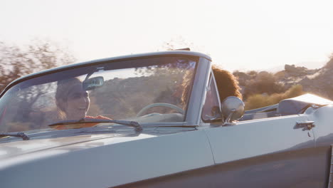 Lachende-Freundinnen-Im-Cabrio-Auf-Der-Autobahn,-Niedriger-Winkel