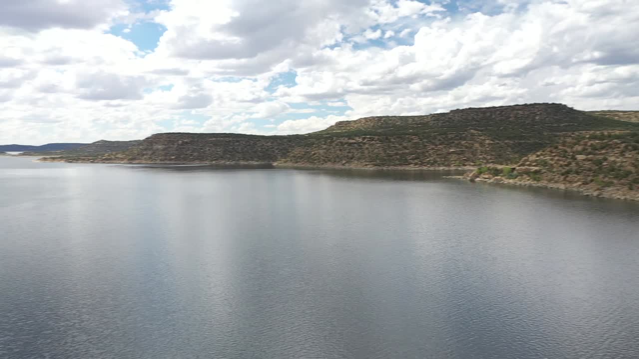 panorámica aérea en el lago navajo en la región de las cuatro esquinas del suroeste