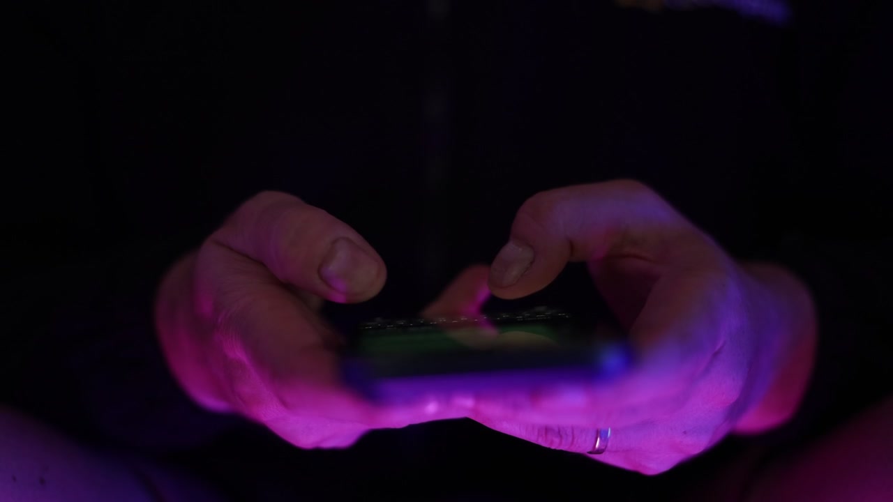 Primo piano dettagliato di mani che usano uno smartphone per digitare e inviare messaggi su un dispositivo mobile.