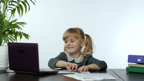 Aprendizaje-En-Línea,-Educación-A-Distancia,-Lección-En-Casa.-Niña-Haciendo-Programa-Escolar-En-Línea-En-La-Computadora