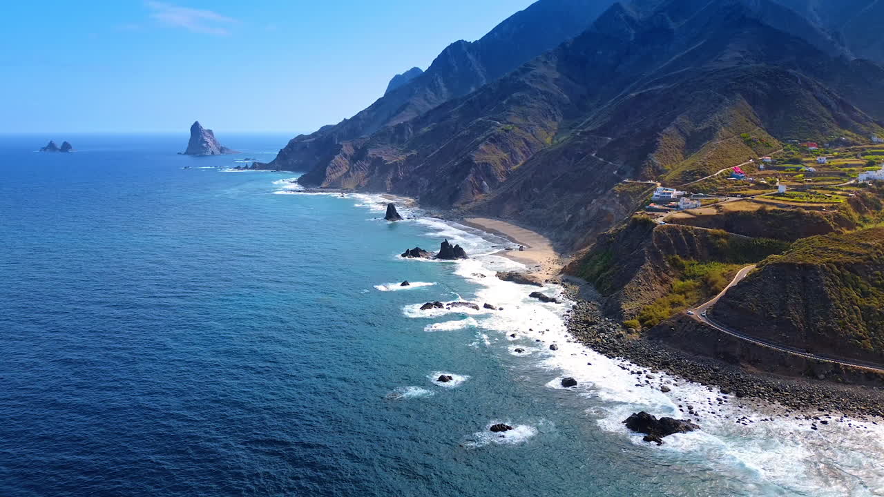 Spettacolari montagne situate sulla costa dell'Oceano Atlantico. Volo di drone sulla costa di Tenerife, Isole Canarie, Spagna