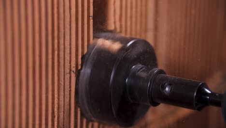 perforar un agujero en una pared de ladrillo