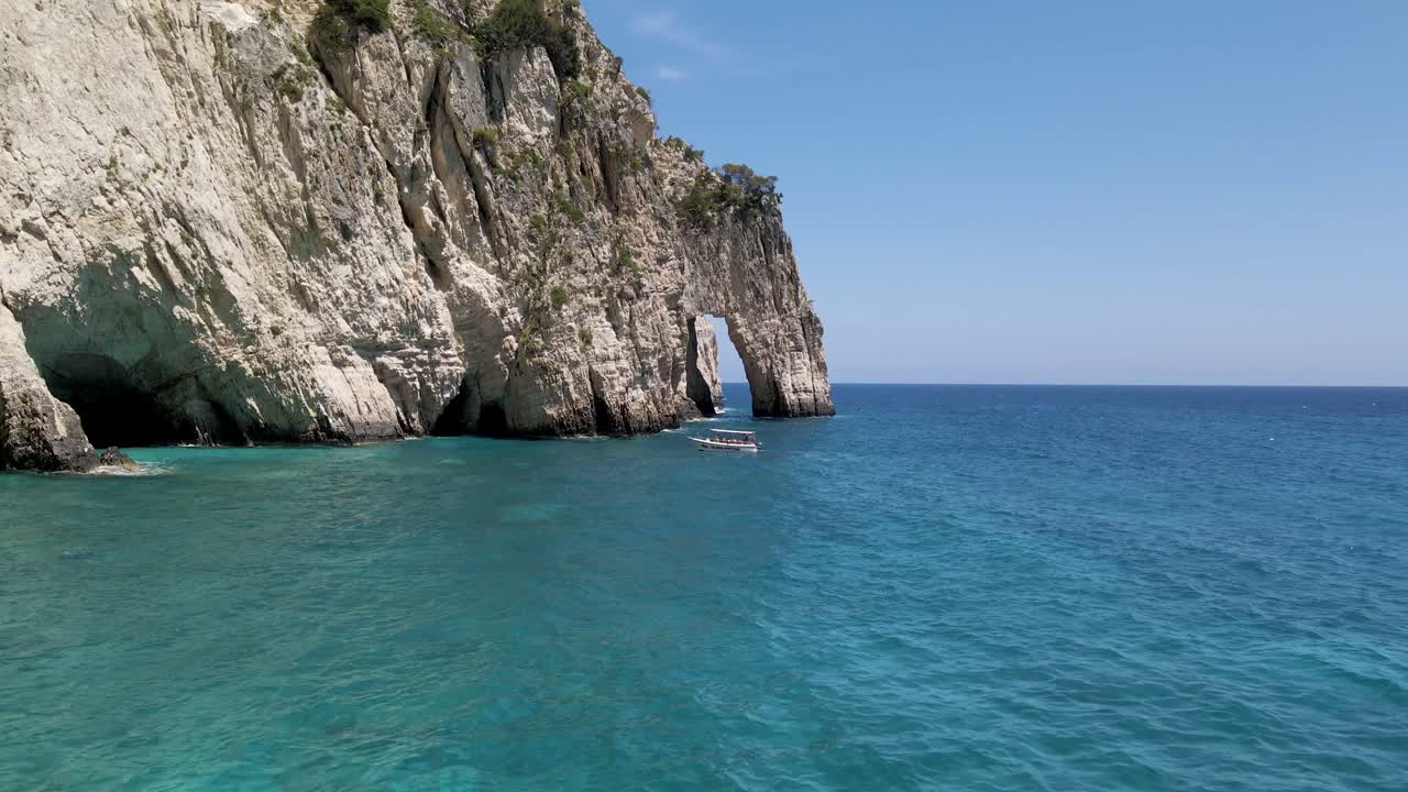 drone flota sobre el mar en la isla de zakynthos, grecia, mirando un barco estacionario