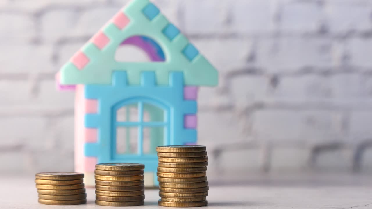 동전 더미 를 가진 장난감 집