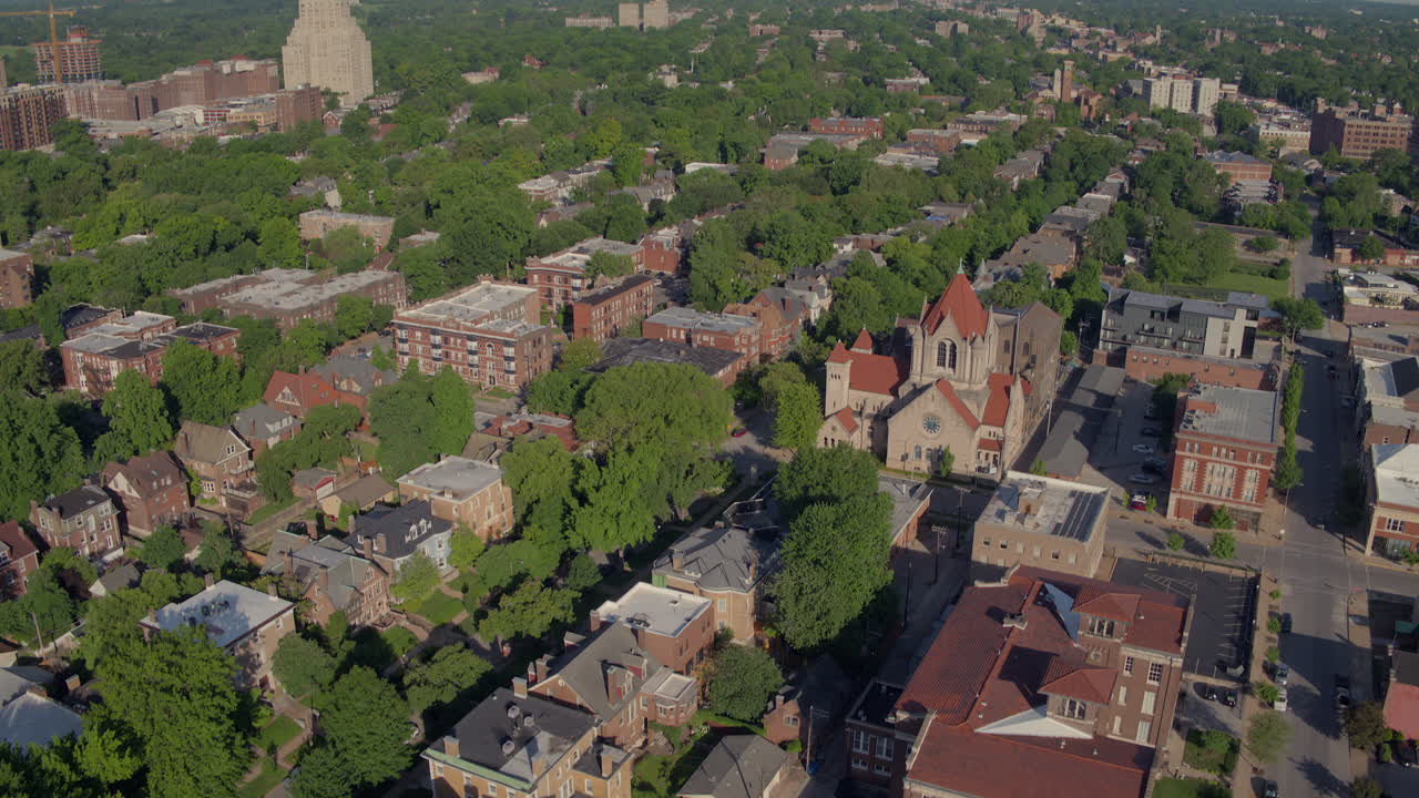 elevarse sobre el vecindario del extremo oeste central inclinar hacia arriba para revelar la plaza del parque chase y el horizonte