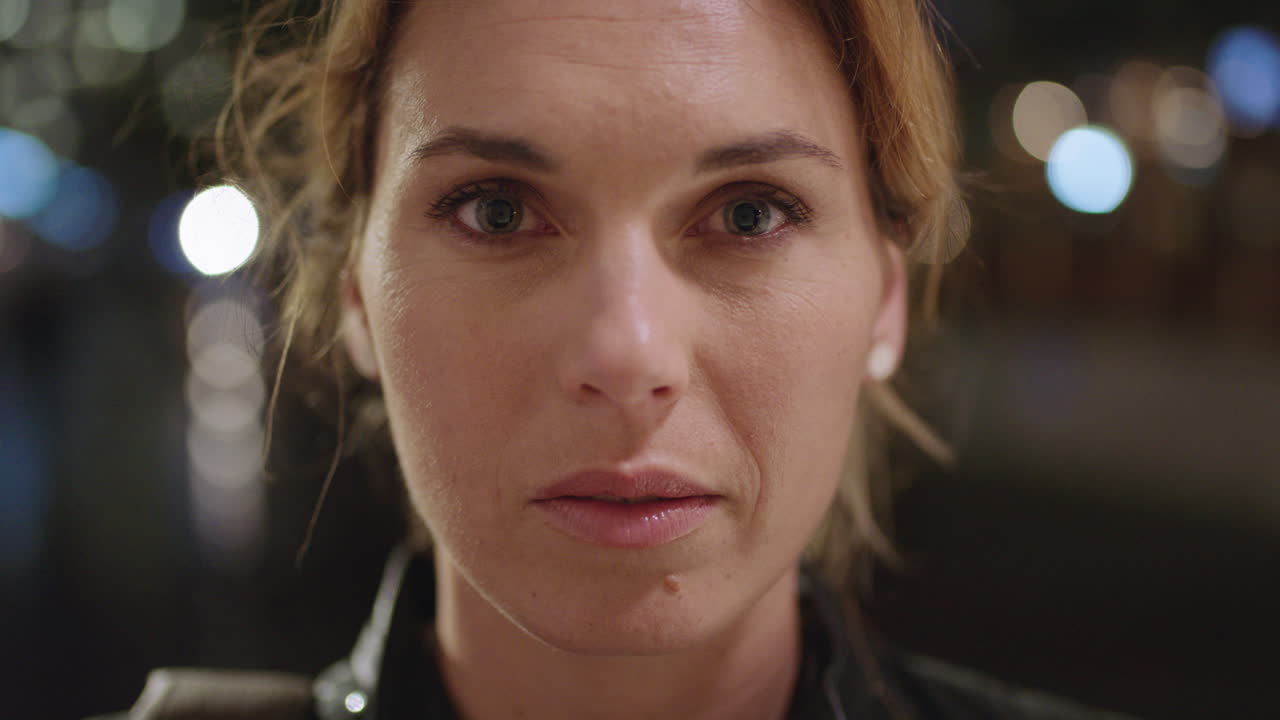 retrato de cerca de una atractiva mujer rubia mirando fijamente a la cámara mirando serio intenso