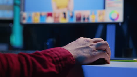 fotógrafo que utiliza un software avanzado de edición de fotos, toma de primer plano en el monitor