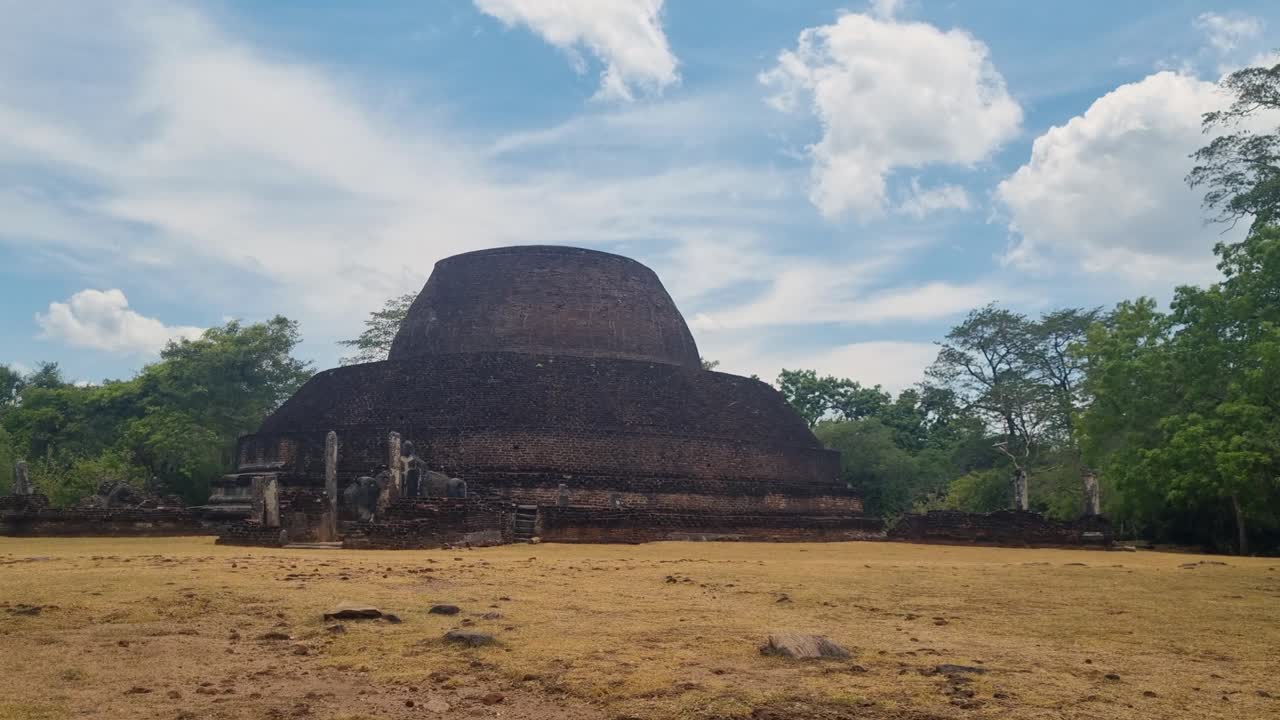 Il Pabalu Vehera Stupa a Polonnaruwa, in Sri Lanka, è un importante monumento archeologico e religioso che riflette l'antico patrimonio buddista e l'architettura sacra.