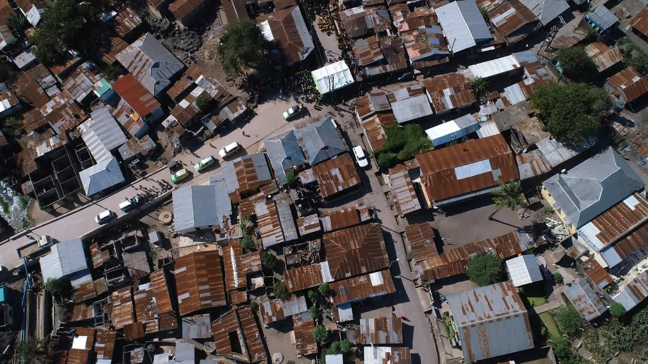 Vista aérea de área residencial rural na cidade de Dar es Salaam
