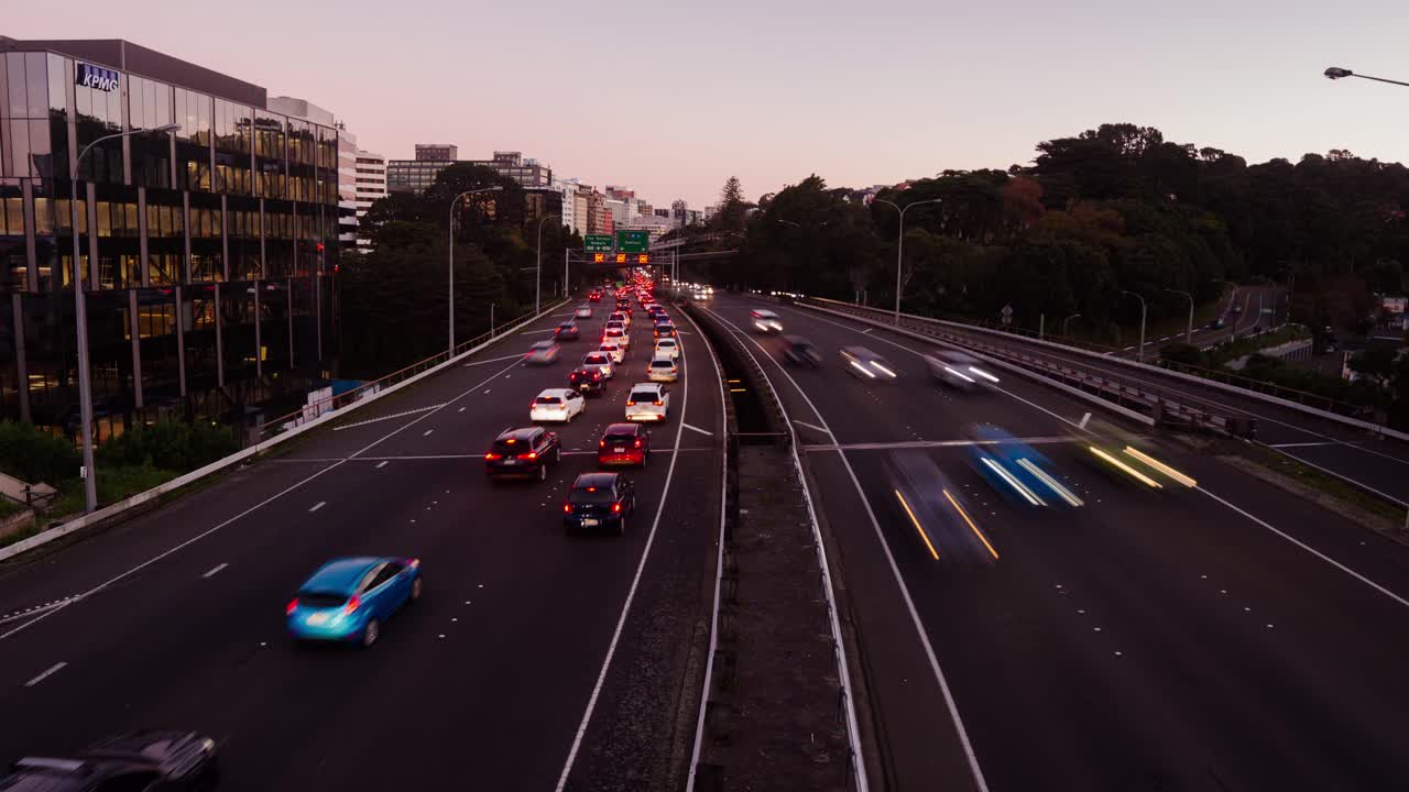 Timelapse mozzafiato dal giorno alla notte del traffico sull'autostrada a Wellington, Nuova Zelanda