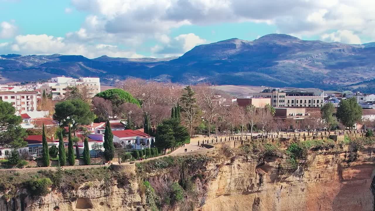 Binaların ve dağların arka planda olduğu kayalıklardan Malaga manzaraları