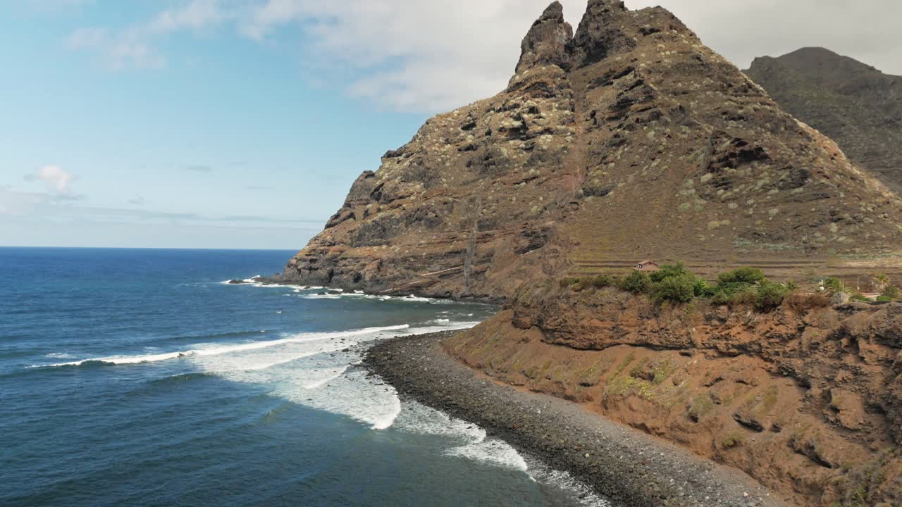 Vista hacia las montañas de Anaga con olas rompiendo contra la costa