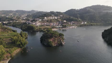 Paralaje-Aéreo-Pequeña-Isla-Confluencia-Del-Río-Paiva-Con-El-Paisaje-Del-Duero