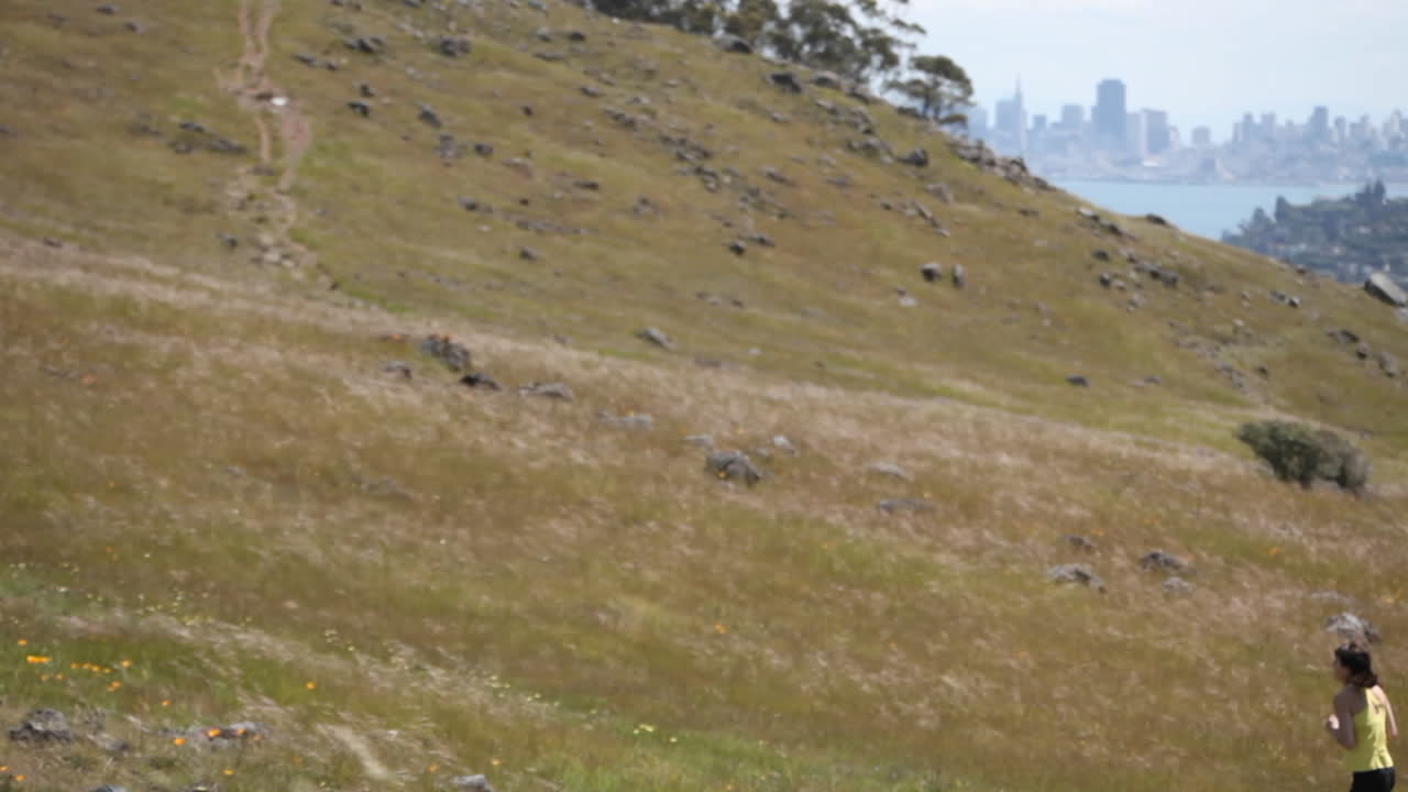 여자가 언덕을 조깅하다