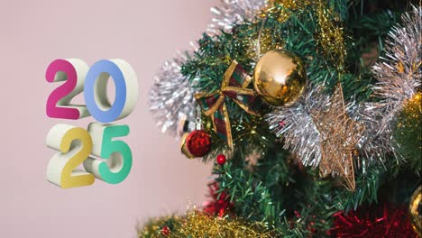 animación del texto de 2025 y el árbol de navidad y las decoraciones en el fondo.