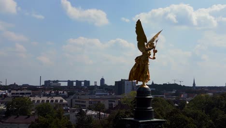 Schöne-Luftaufnahme-Von-Oben-Flug-Gold-Engel-Des-Friedens-Säule-Stadt-Stadt-München-Deutschland-Bayern,-Sommer-Sonniger-Bewölkter-Himmel-Tag-23