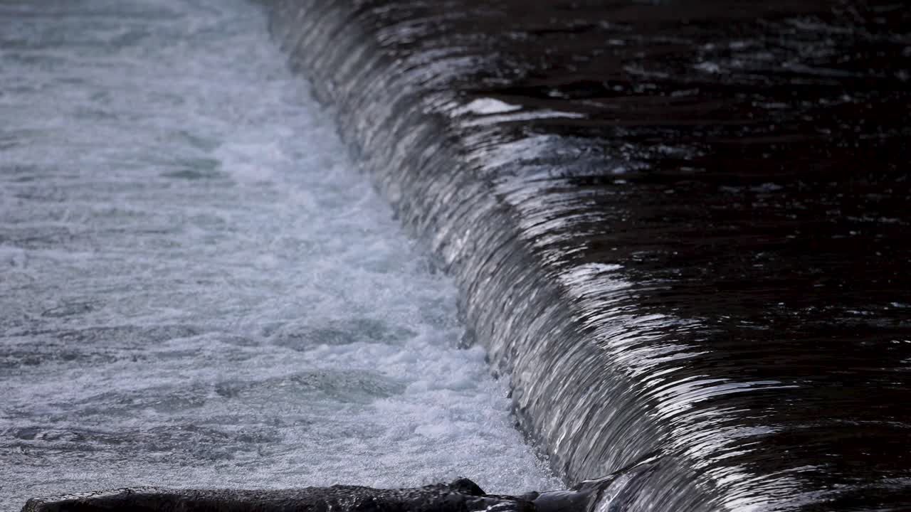 작은 폭포 위로 흐르는 물