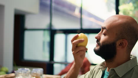 El-Dueño-De-Una-Tienda-Le-Regala-Limones-A-Un-Hombre.