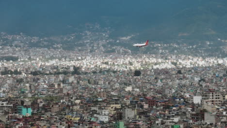 Drohnenaufnahme-Eines-Flugzeugs,-Das-Am-Internationalen-Flughafen-Tribhuwan-In-Kathmandu,-Nepal-Landet