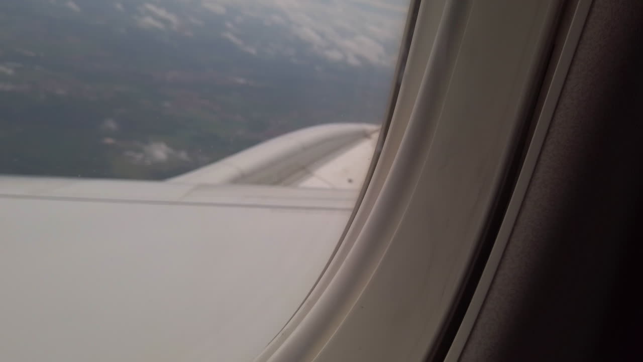 흐린 날씨에 비행기 창문을 통해 흐릿한 풍경