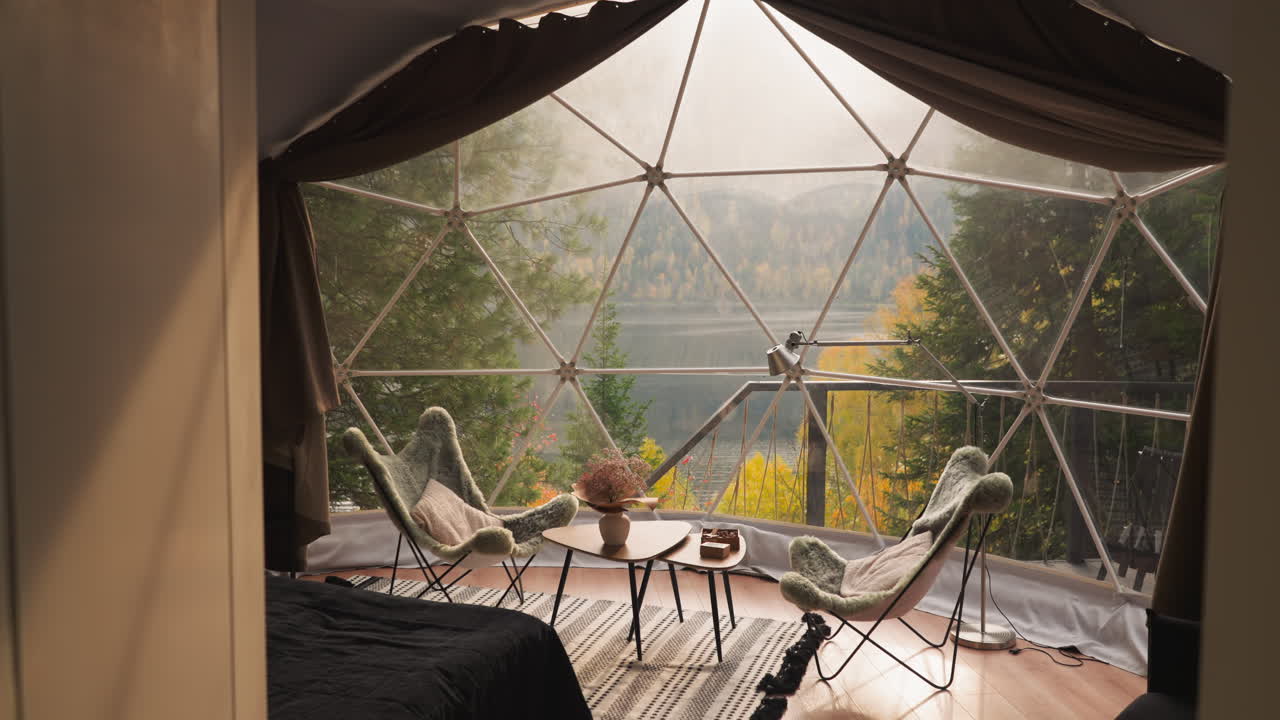 유리 테라스를 갖춘 현대적인 글램핑 하우스, 편안한 가구로 장착된 휴식 장소, 점심 휴식을 취하고 호수 전망을 즐기기 위해 관광객을 위한 글램핑 오두막
