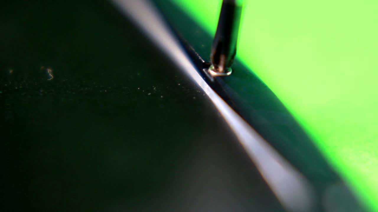 desenrosque el tornillo pequeño con un destornillador magnético