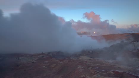 respiraderos de vapor en el campo geotérmico de gunnuhver en la parte suroeste de la península de reykjanes en islandia