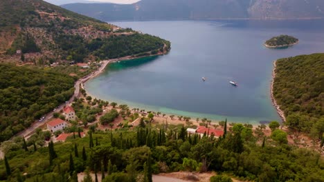Eine-Filmische-Luftaufnahme-Der-Insel-Ithaka-In-Griechenland